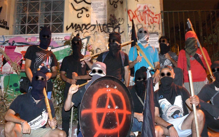 Περιπολίες «υπεράσπισης καταλήψεων» στα Εξάρχεια: «Θα πολεμήσουμε»